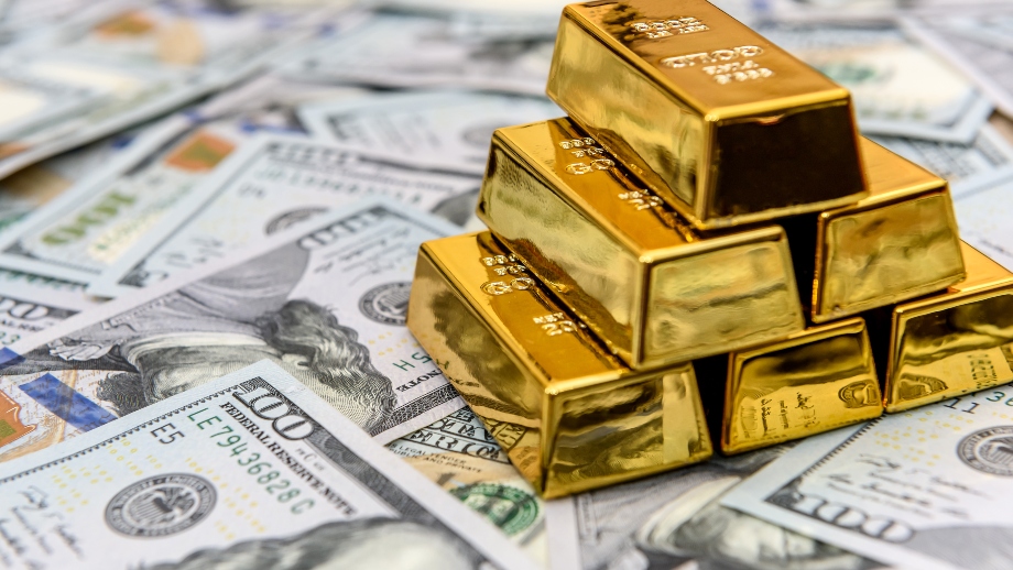 الدولار يقترب من أعلى مستوى عامين